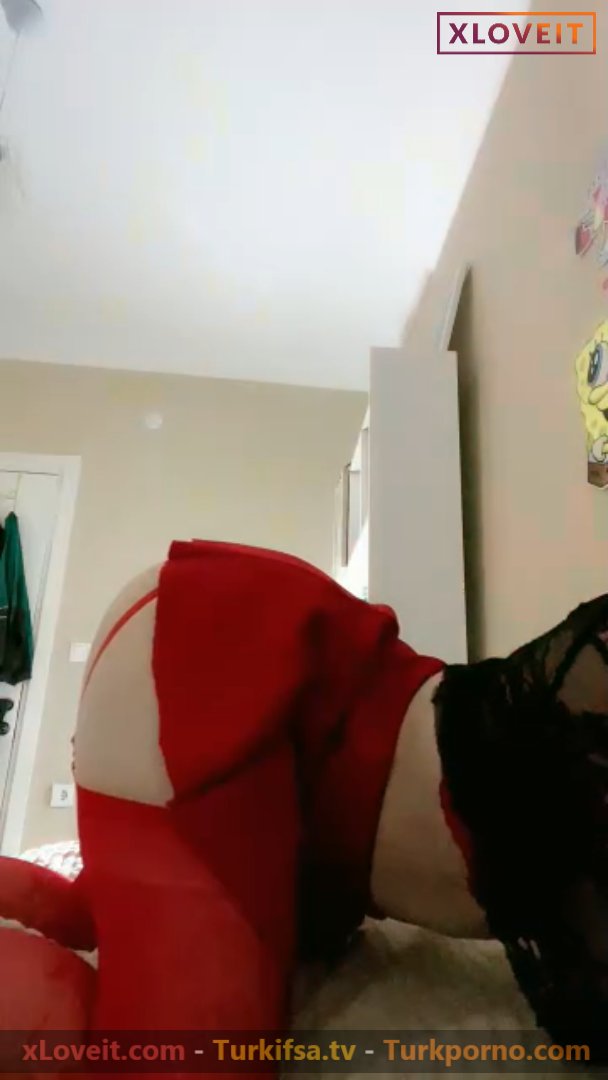 Türbanlı Boncuk ifşa Kırmızı mini eteğiyle götünü sergiledi